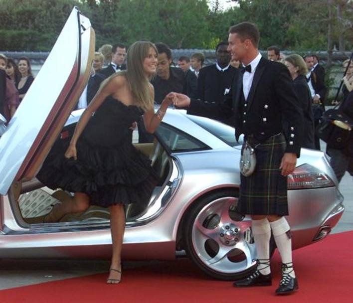 Ha sempre esibito orgogliosamente le sue origini, David Coulthard. Qui, il pilota di F.1 in kilt, accompagnato dalla top model Heidi Klum ad un evento di gala nel 2001. Ap